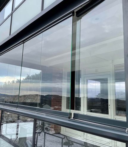 Zabudowa szklana balkonu- system bezramowy