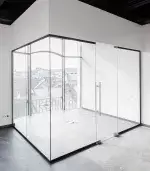 Zabudowa szklana z drzwiami