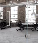 drzwi szklane z częścią stałą