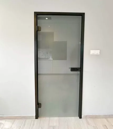 drzwi szklane z opaska - ościeżnica regulowana