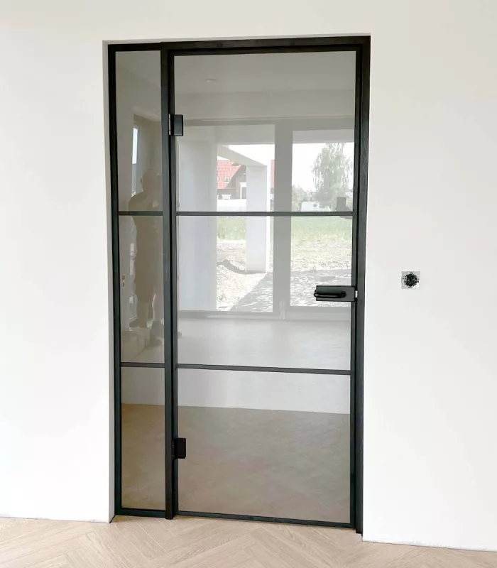 drzwi we wnece ze szprosami