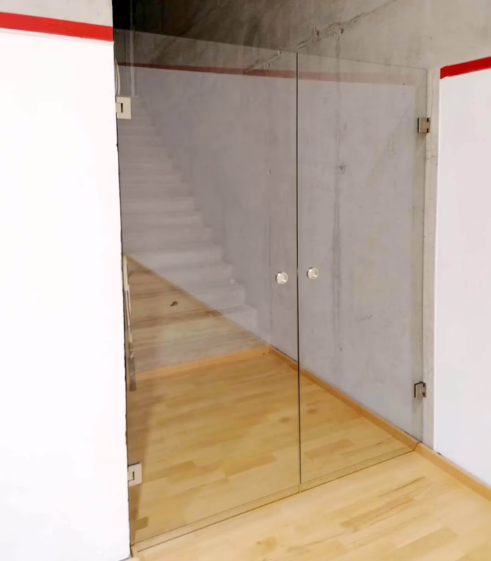 drzwi szklane bez ościeżnicy sala gimnastyczna